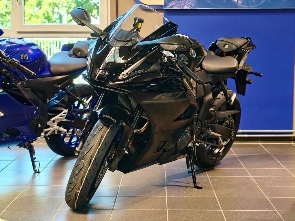 Yamaha R7 2026 schwarz.jpg