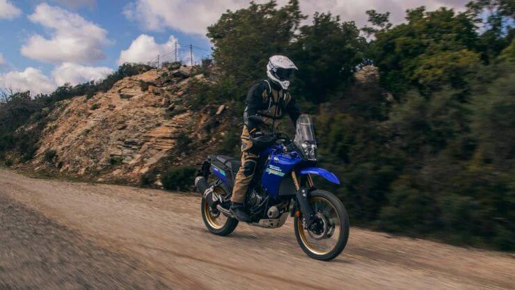 Yamaha Tenere 700 Rally Edition 2024 auf einer Schotterpiste